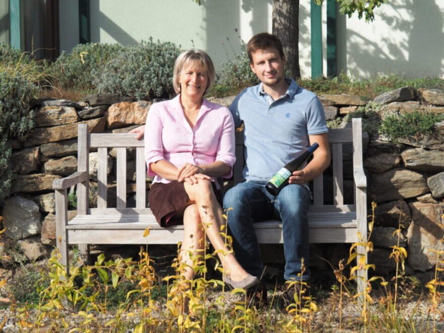 Hannes und Andrea Anderl sitzen auf einer Bank