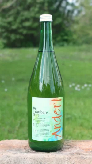 Flasche weißer Bio Traubensaft vom Weinhof Anderl im Kamptal