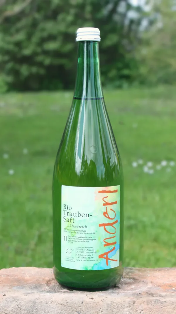 bio-traubensaft-weiss-kamptal-weinhof-anderl Flasche weißer Bio Traubensaft vom Weinhof Anderl im Kamptal