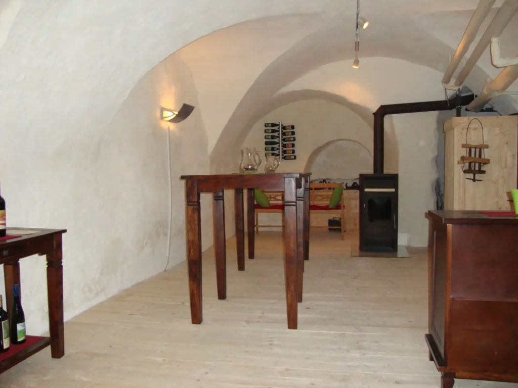 Alter Verkostungsraum im Gewölbekeller vom Weinhof Anderl