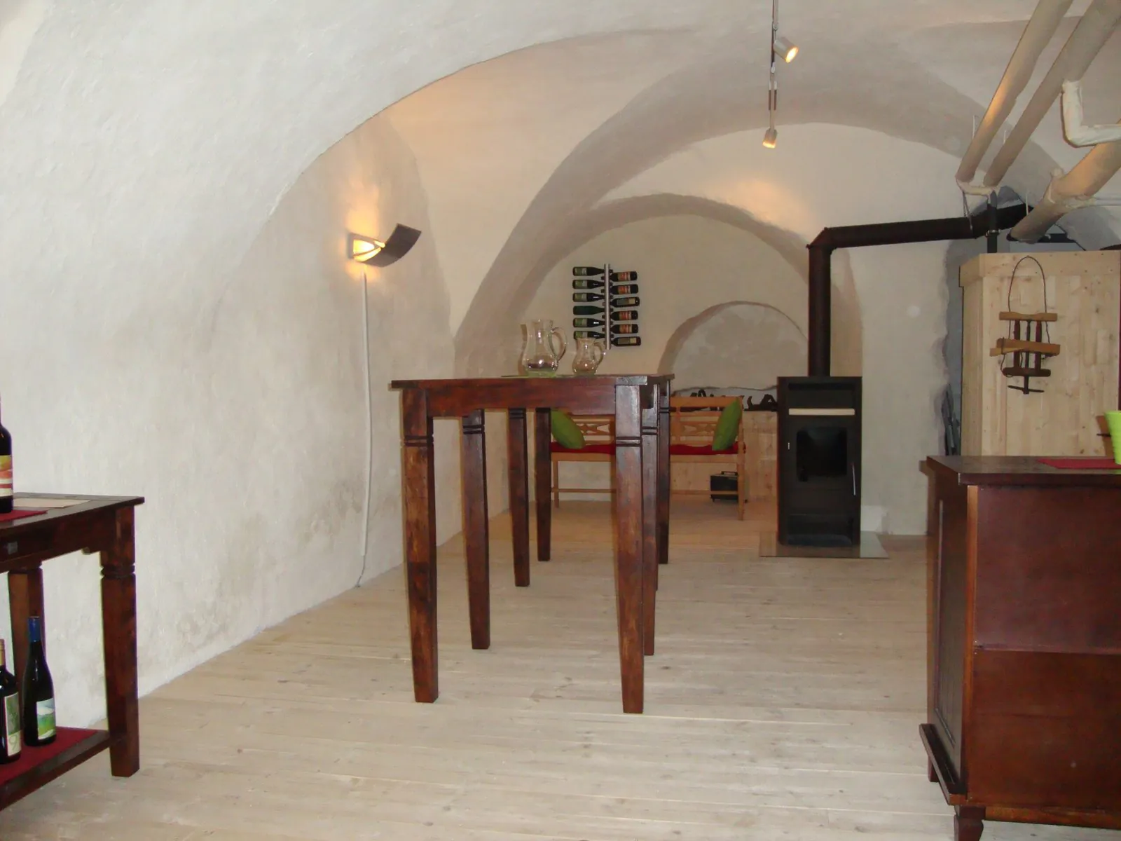 Alter Verkostungsraum im Gewölbekeller vom Weinhof Anderl